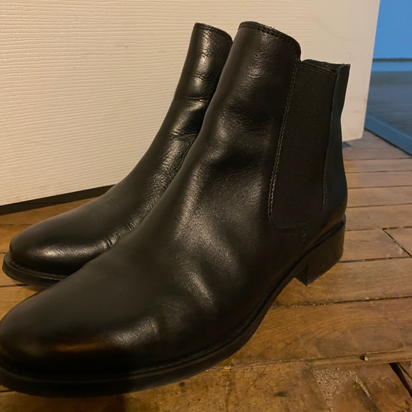 REALLY NICE LEATHER BLACK LITTLE BURGUNDY BOOTIES! - Picture 2 of 4